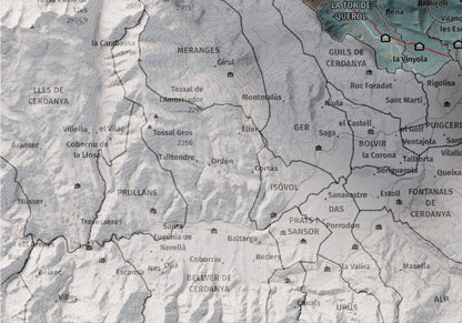 Mapa de relieve de la Alta Cerdanya, con el territorio en color y el entorno en blanco. Detalle de la zona inferior izquierda. 21 × 30 cm. Estilo Contrastado.