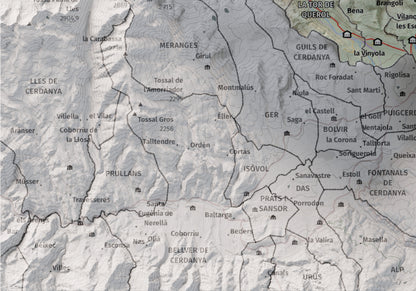Mapa de relieve de la Alta Cerdanya, con el territorio en color y el entorno en blanco. Detalle de la zona inferior izquierda. 21 × 30 cm. Estilo Cartográfico.