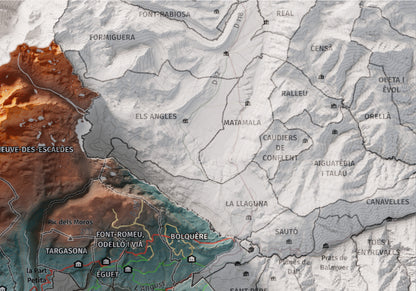 Mapa de relieve de la Alta Cerdanya, con el territorio en color y el entorno en blanco. Detalle de la zona superior derecha. 21 × 30 cm. Estilo Contrastado.
