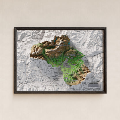 Mapa de relieve de la Alta Cerdanya, con el territorio en color y el entorno en blanco. Presentación con marco. 21 × 30 cm. Estilo Clásico.