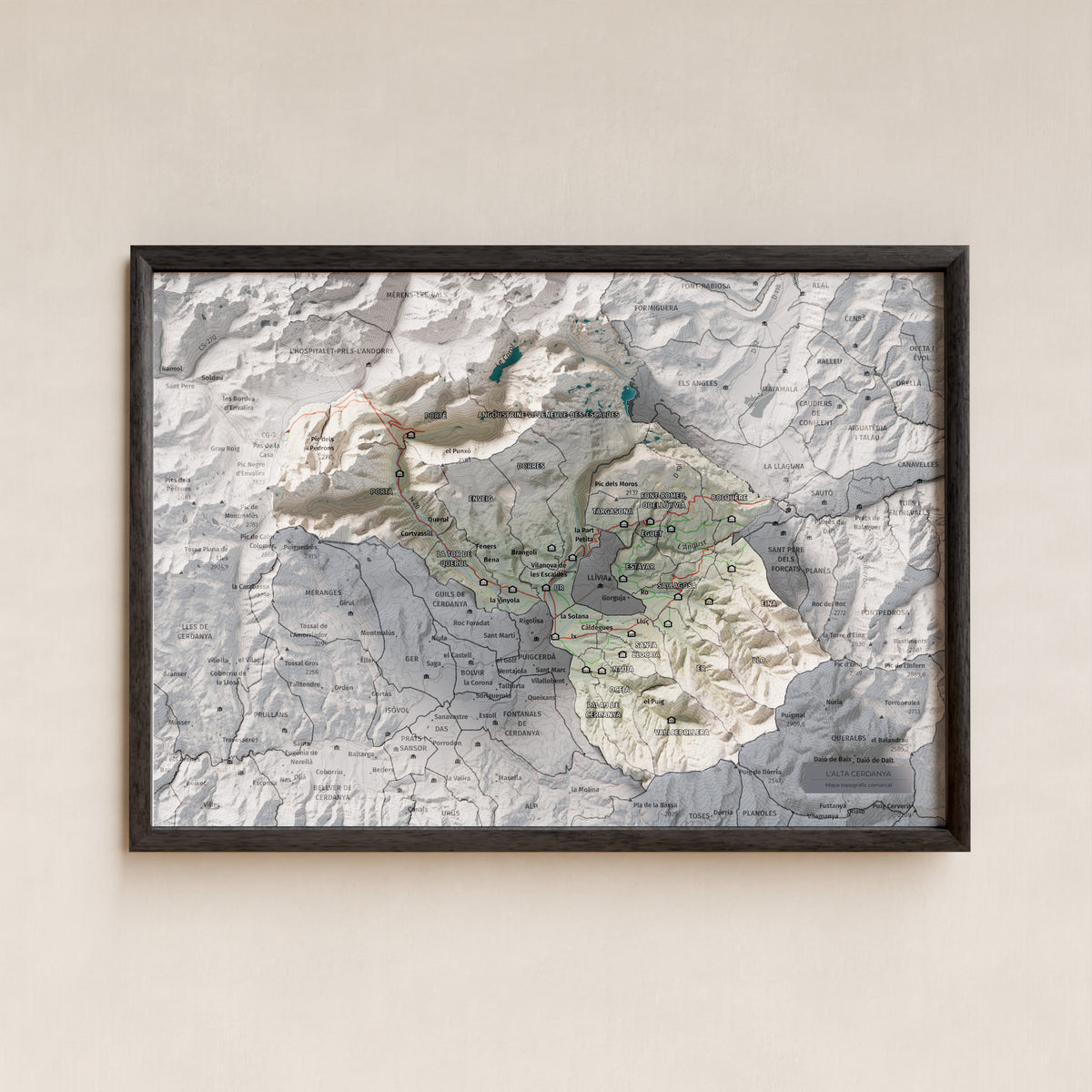 Mapa de relieve de la Alta Cerdanya, con el territorio en color y el entorno en blanco. Presentación con marco. 21 × 30 cm. Estilo Cartográfico.