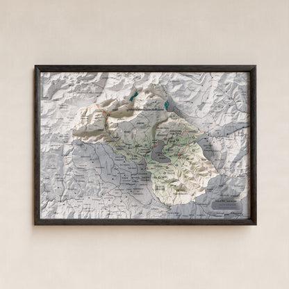 Mapa de relieve de la Alta Cerdanya, con el territorio en color y el entorno en blanco. Presentación con marco. 21 × 30 cm. Estilo Cartográfico.