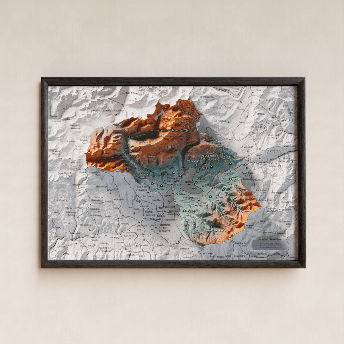 Mapa de relieve de la Alta Cerdanya, con el territorio en color y el entorno en blanco. Presentación con marco. 21 × 30 cm. Estilo Contrastado.