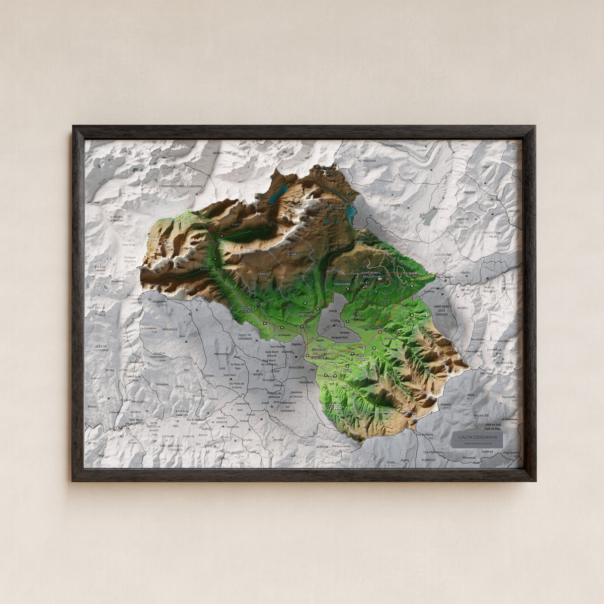Mapa de relieve de la Alta Cerdanya, con el territorio en color y el entorno en blanco. Presentación con marco. 30 × 40 cm. Estilo Clásico.