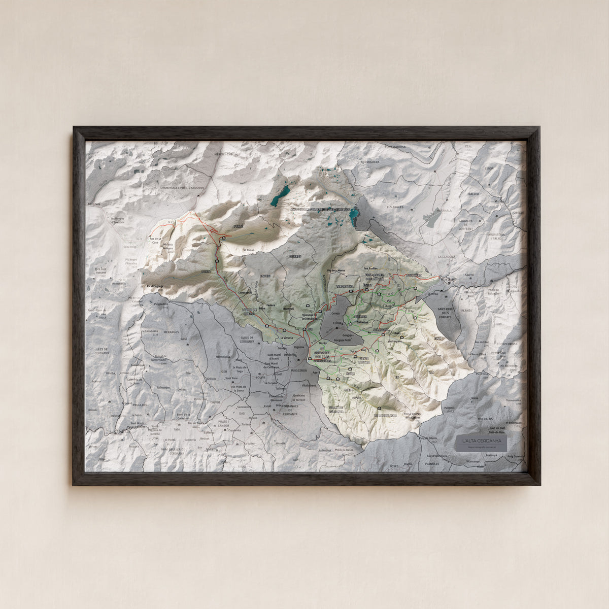 Mapa de relieve de la Alta Cerdanya, con el territorio en color y el entorno en blanco. Presentación con marco. 30 × 40 cm. Estilo Cartográfico.