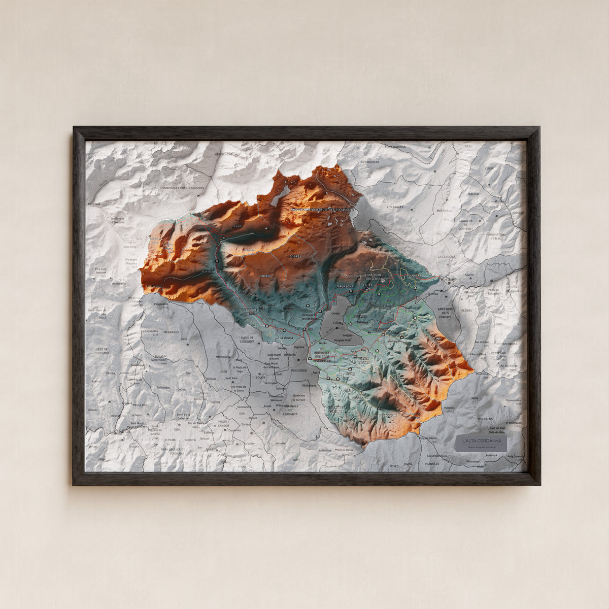 Mapa de relieve de la Alta Cerdanya, con el territorio en color y el entorno en blanco. Presentación con marco. 30 × 40 cm. Estilo Contrastado.