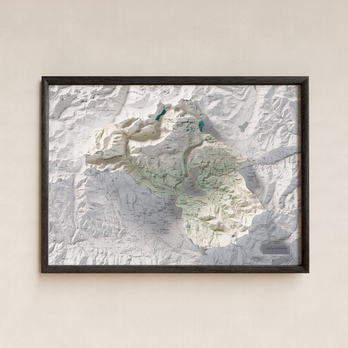 Mapa de relieve de la Alta Cerdanya, con el territorio en color y el entorno en blanco. Presentación con marco. 50 × 70 cm. Estilo Cartográfico.