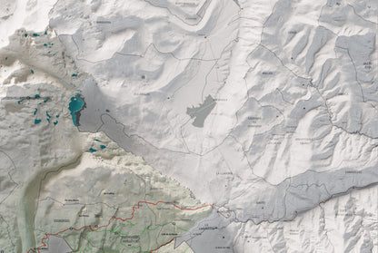 Mapa de relieve de la Alta Cerdanya, con el territorio en color y el entorno en blanco. Detalle de la zona superior derecha. 61 × 91 cm. Estilo Cartográfico.