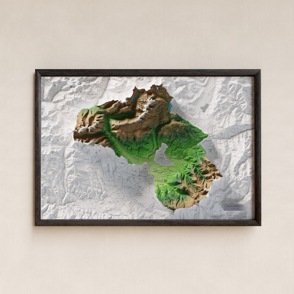 Mapa de relieve de la Alta Cerdanya, con el territorio en color y el entorno en blanco. Presentación con marco. 61 × 91 cm. Estilo Clásico.