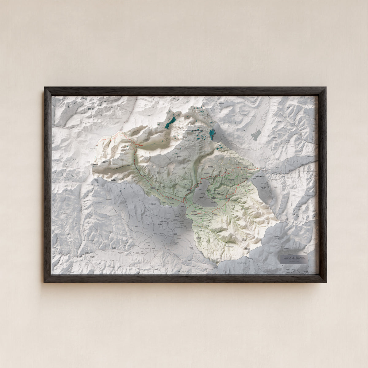 Mapa de relieve de la Alta Cerdanya, con el territorio en color y el entorno en blanco. Presentación con marco. 61 × 91 cm. Estilo Cartográfico.