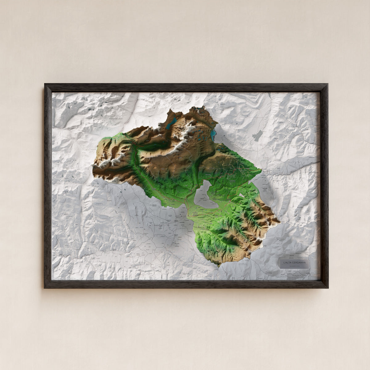 Mapa de relieve de la Alta Cerdanya, con el territorio en color y el entorno en blanco. Presentación con marco. 70 × 100 cm. Estilo Clásico.