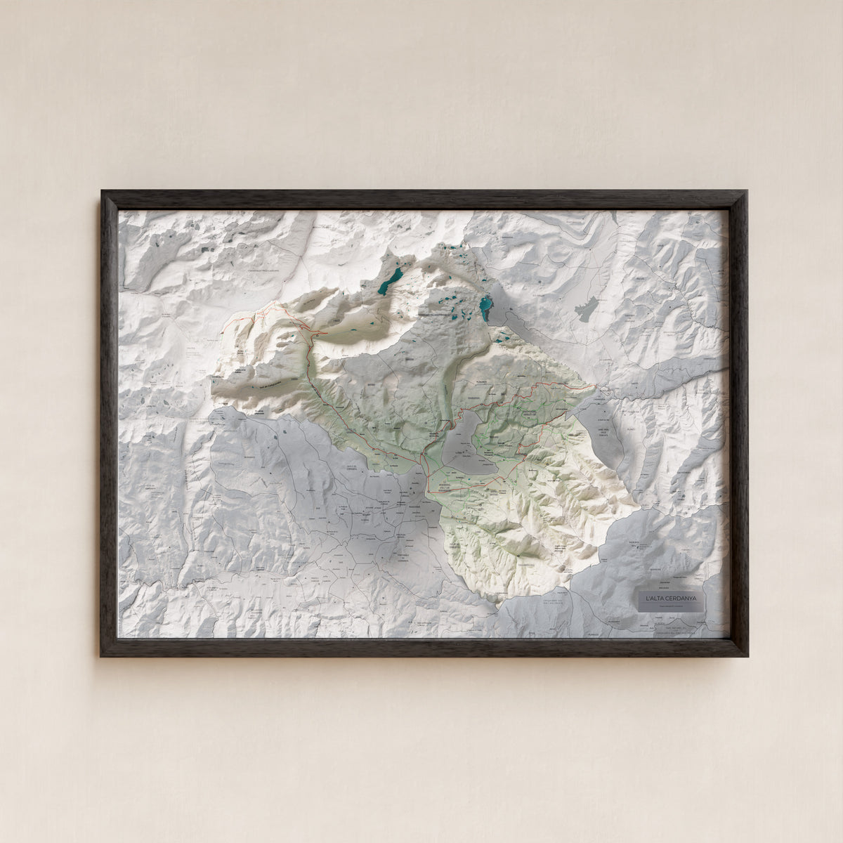 Mapa de relieve de la Alta Cerdanya, con el territorio en color y el entorno en blanco. Presentación con marco. 70 × 100 cm. Estilo Cartográfico.