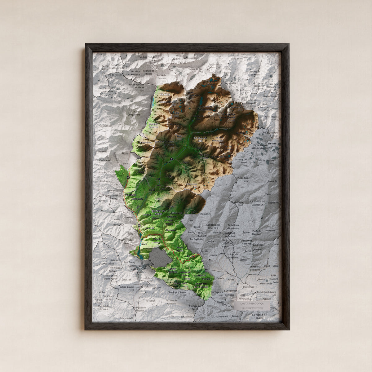 Mapa de relleu de l’Alta Ribagorça, amb el territori en color i l’entorn en blanc. Presentació amb marc. 21 × 30 cm. Estil Clàssic.