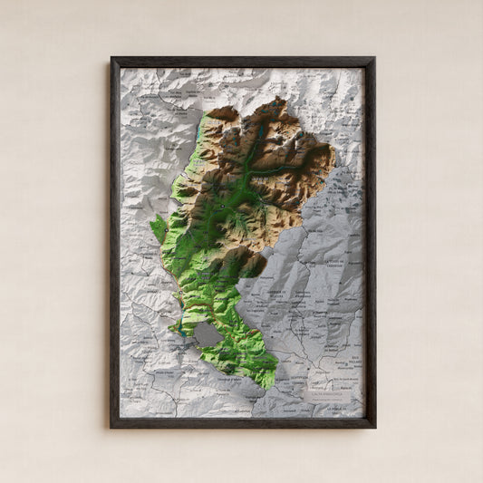 Mapa de relieve de la Alta Ribagorça, con el territorio en color y el entorno en blanco. Presentación con marco. 21 × 30 cm. Estilo Clásico.