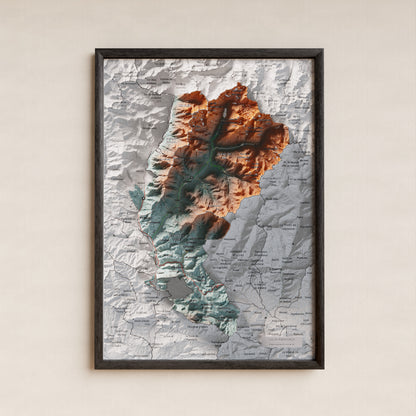 Mapa de relleu de l’Alta Ribagorça, amb el territori en color i l’entorn en blanc. Presentació amb marc. 21 × 30 cm. Estil Blau i taronja.