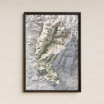 Mapa de relleu de l’Alta Ribagorça, amb el territori en color i l’entorn en blanc. Presentació amb marc. 21 × 30 cm. Estil Cartogràfic.