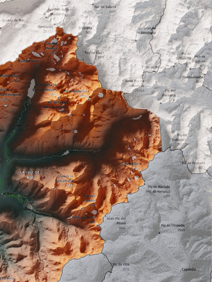 Mapa de relleu de l’Alta Ribagorça, amb el territori en color i l’entorn en blanc. Detall de la part superior dreta. 30 × 40 cm. Estil Blau i taronja.