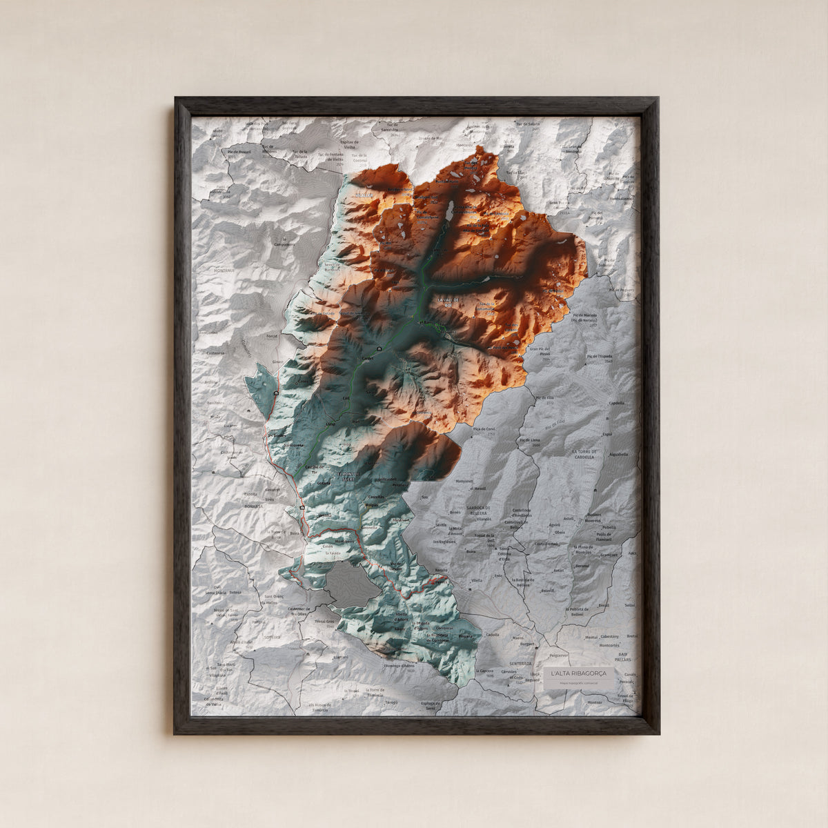 Mapa de relleu de l’Alta Ribagorça, amb el territori en color i l’entorn en blanc. Presentació amb marc. 30 × 40 cm. Estil Blau i taronja.