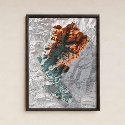 Mapa de relleu de l’Alta Ribagorça, amb el territori en color i l’entorn en blanc. Presentació amb marc. 30 × 40 cm. Estil Blau i taronja.