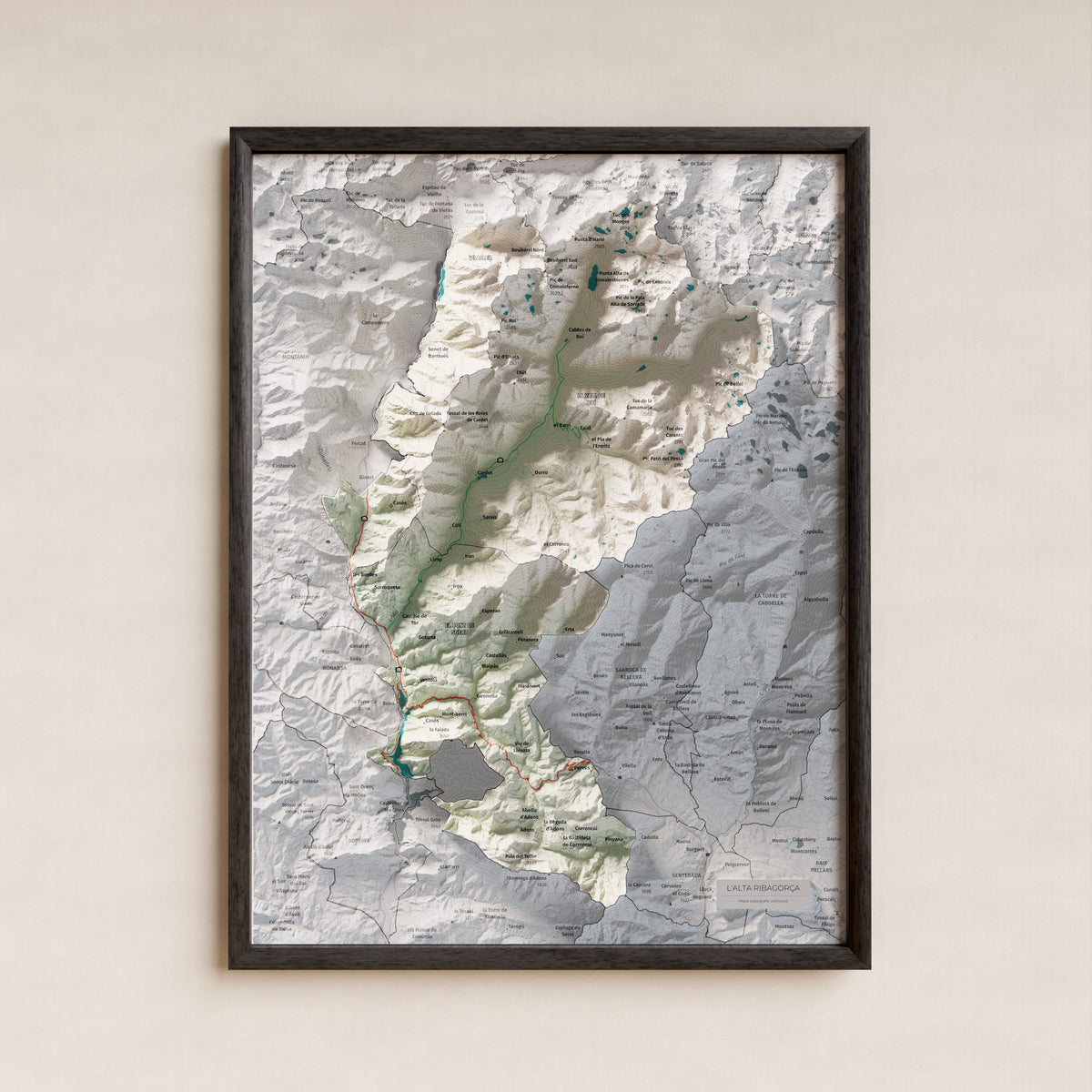 Mapa de relleu de l’Alta Ribagorça, amb el territori en color i l’entorn en blanc. Presentació amb marc. 30 × 40 cm. Estil Cartogràfic.
