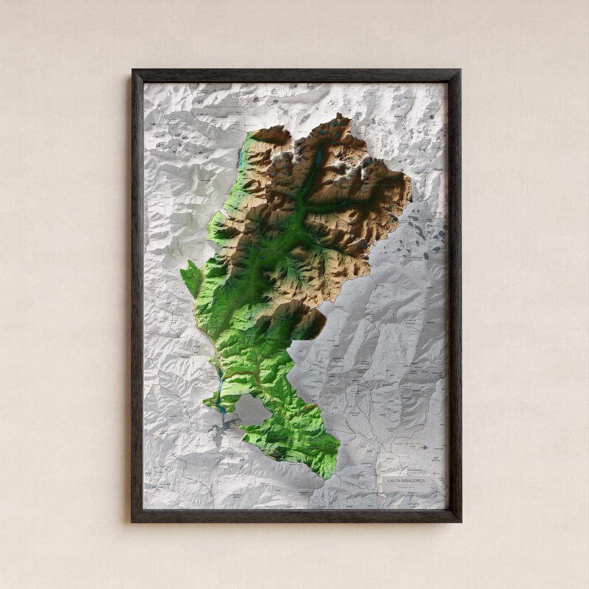 Mapa de relleu de l’Alta Ribagorça, amb el territori en color i l’entorn en blanc. Presentació amb marc. 50 × 70 cm. Estil Clàssic.