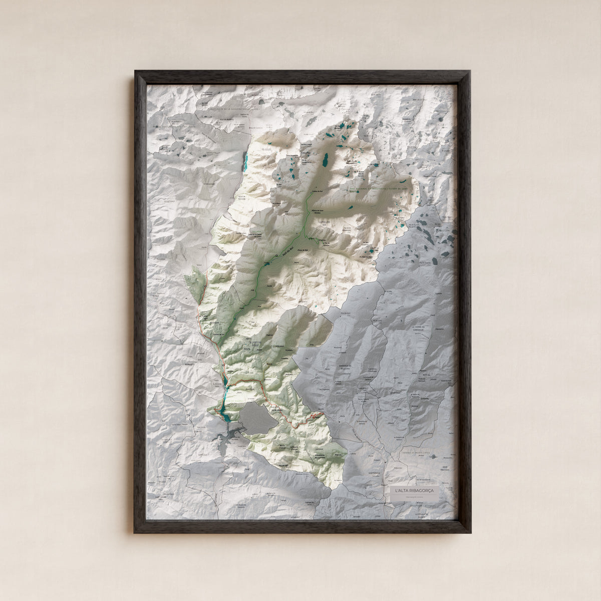 Mapa de relleu de l’Alta Ribagorça, amb el territori en color i l’entorn en blanc. Presentació amb marc. 50 × 70 cm. Estil Cartogràfic.