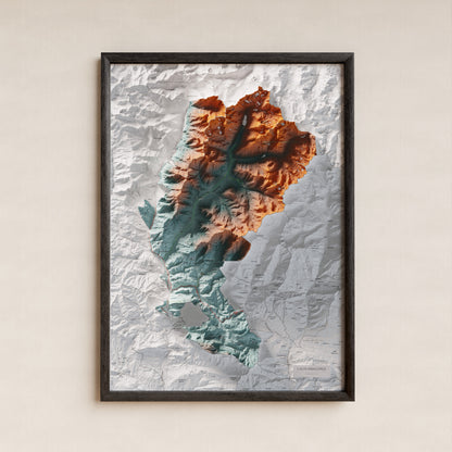 Mapa de relleu de l’Alta Ribagorça, amb el territori en color i l’entorn en blanc. Presentació amb marc. 50 × 70 cm. Estil Blau i taronja.