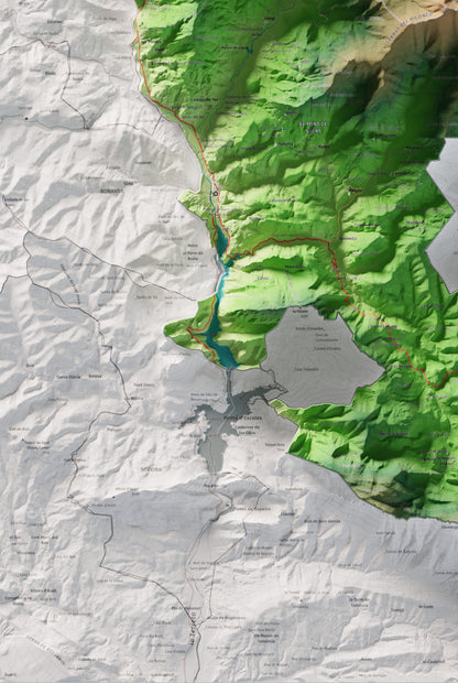 Mapa de relleu de l’Alta Ribagorça, amb el territori en color i l’entorn en blanc. Detall de la part inferior esquerra. 61 × 91 cm. Estil Clàssic.