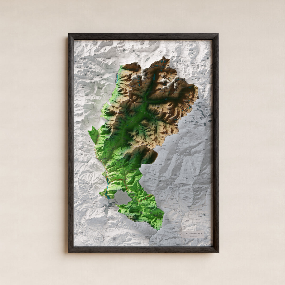 Mapa de relleu de l’Alta Ribagorça, amb el territori en color i l’entorn en blanc. Presentació amb marc. 61 × 91 cm. Estil Clàssic.