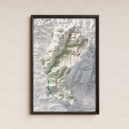 Mapa de relleu de l’Alta Ribagorça, amb el territori en color i l’entorn en blanc. Presentació amb marc. 61 × 91 cm. Estil Cartogràfic.