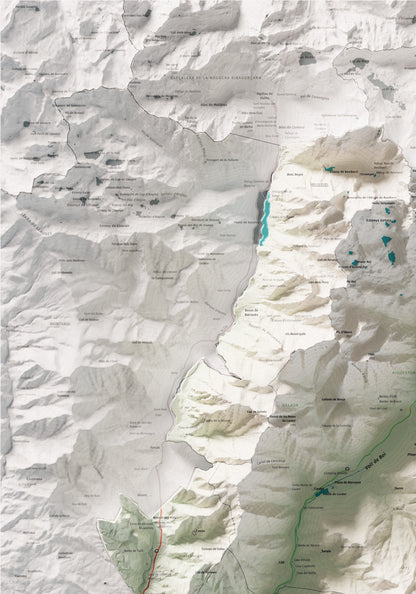 Mapa de relleu de l’Alta Ribagorça, amb el territori en color i l’entorn en blanc. Detall de la part superior esquerra. 70 × 100 cm. Estil Cartogràfic.
