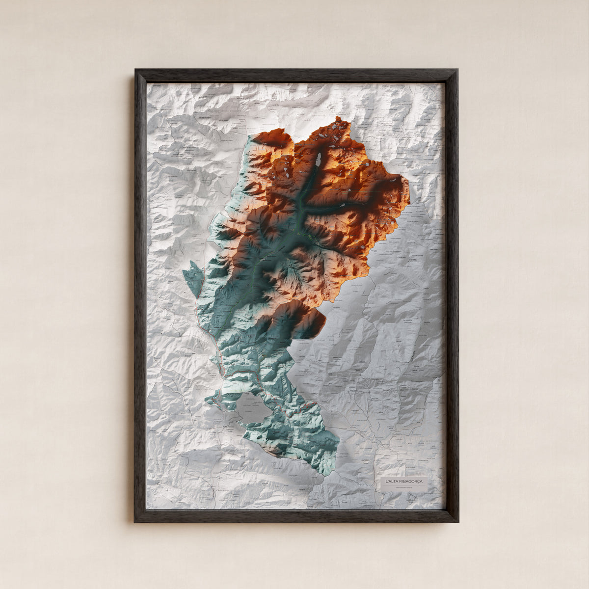 Mapa de relleu de l’Alta Ribagorça, amb el territori en color i l’entorn en blanc. Presentació amb marc. 70 × 100 cm. Estil Blau i taronja.