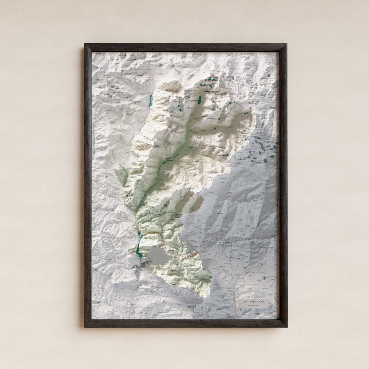 Mapa de relleu de l’Alta Ribagorça, amb el territori en color i l’entorn en blanc. Presentació amb marc. 70 × 100 cm. Estil Cartogràfic.