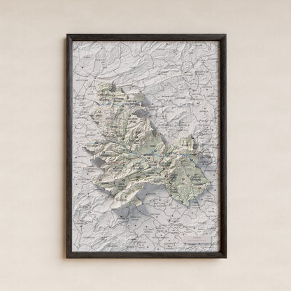 Mapa de relleu de l’Anoia, amb el territori en color i l’entorn en blanc. Presentació amb marc. 21 × 30 cm. Estil Cartogràfic.