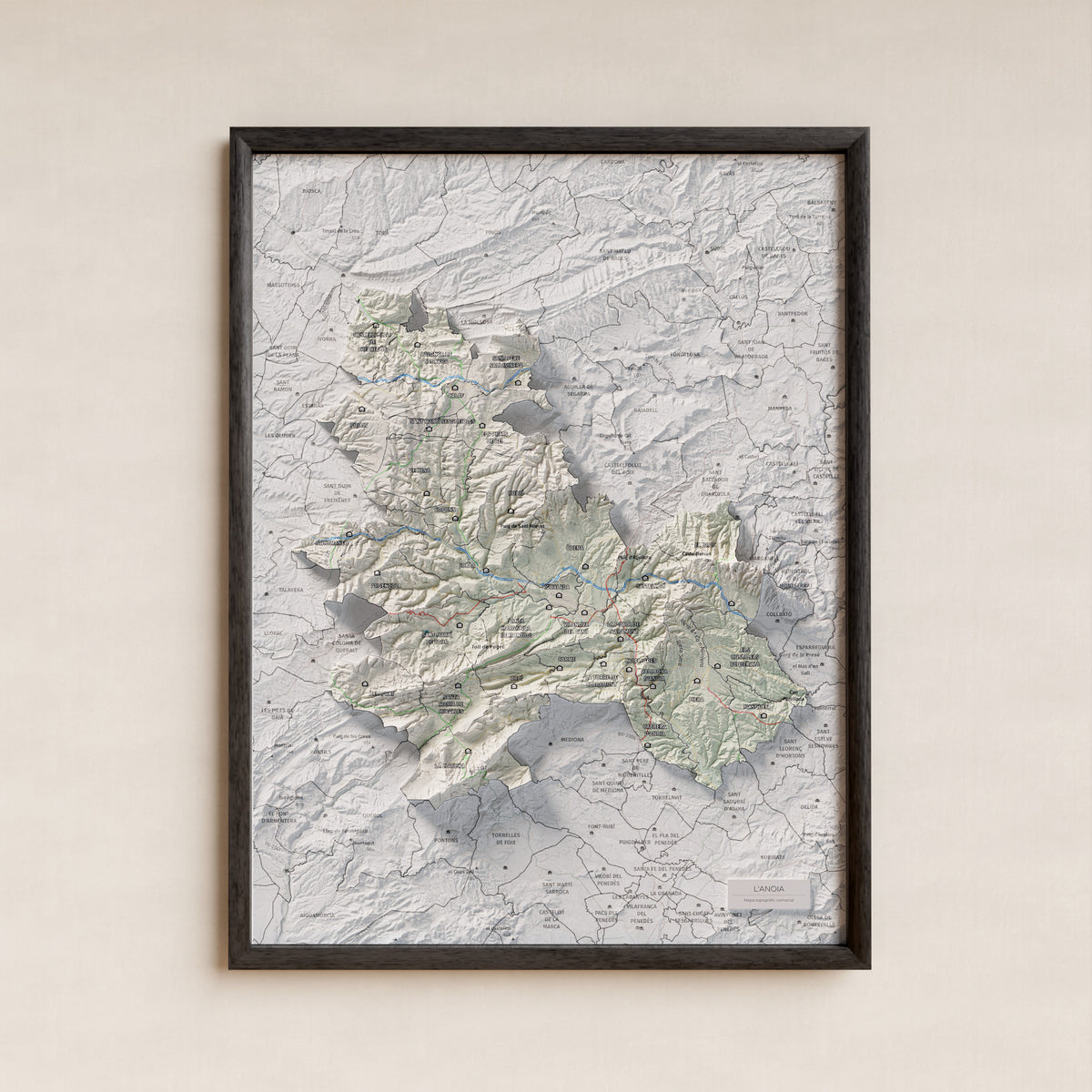 Mapa de relleu de l’Anoia, amb el territori en color i l’entorn en blanc. Presentació amb marc. 30 × 40 cm. Estil Cartogràfic.