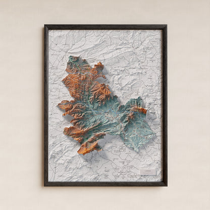 Mapa de relleu de l’Anoia, amb el territori en color i l’entorn en blanc. Presentació amb marc. 30 × 40 cm. Estil Blau i taronja.