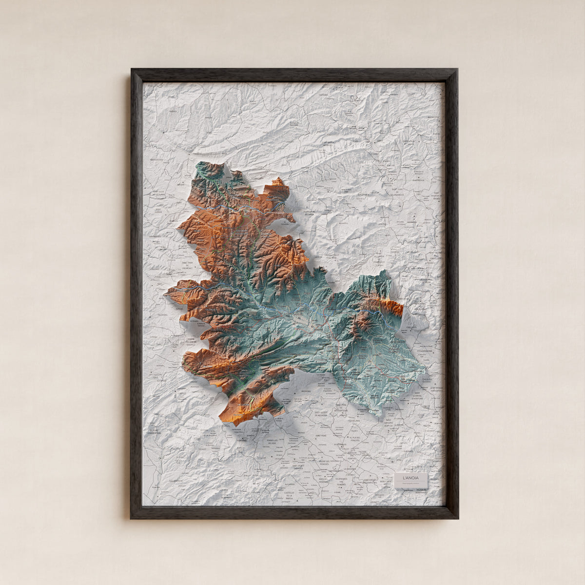 Mapa de relleu de l’Anoia, amb el territori en color i l’entorn en blanc. Presentació amb marc. 50 × 70 cm. Estil Blau i taronja.