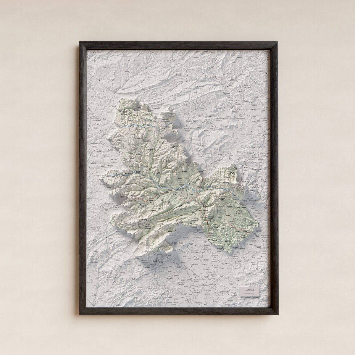 Mapa de relleu de l’Anoia, amb el territori en color i l’entorn en blanc. Presentació amb marc. 50 × 70 cm. Estil Cartogràfic.