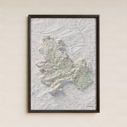 Mapa de relleu de l’Anoia, amb el territori en color i l’entorn en blanc. Presentació amb marc. 50 × 70 cm. Estil Cartogràfic.