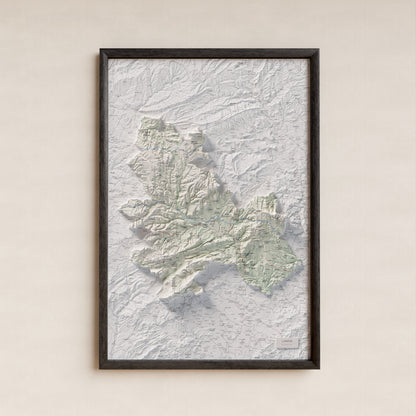 Mapa de relleu de l’Anoia, amb el territori en color i l’entorn en blanc. Presentació amb marc. 61 × 91 cm. Estil Cartogràfic.