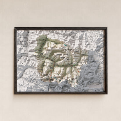 Mapa de relieve de Aran, con el territorio en color y el entorno en blanco. Presentación con marco. 21 × 30 cm. Estilo Cartográfico.