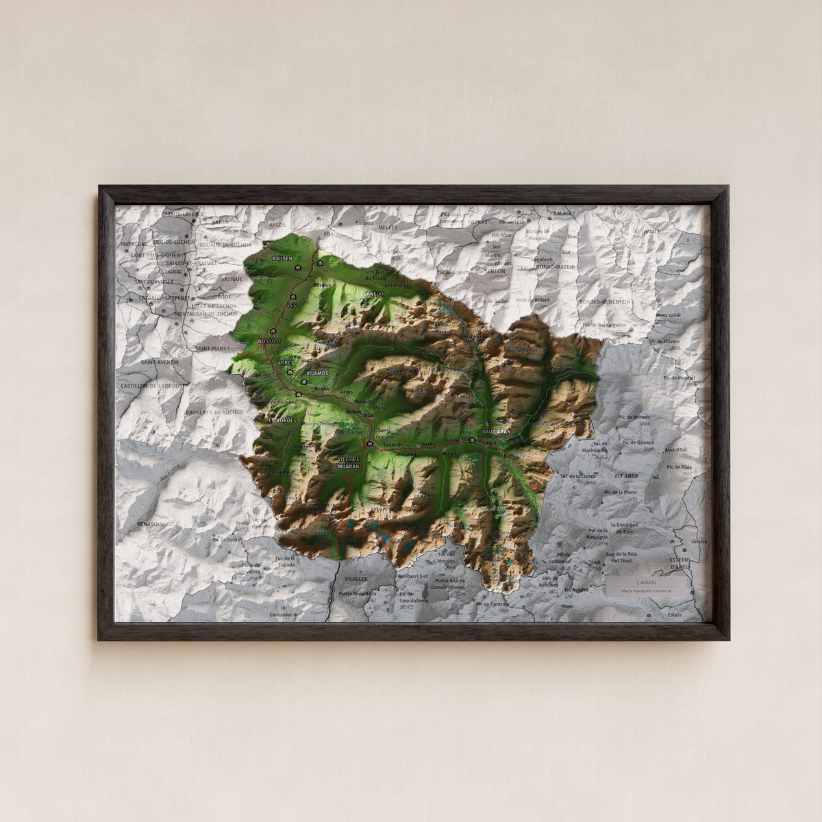 Mapa de relieve de Aran, con el territorio en color y el entorno en blanco. Presentación con marco. 21 × 30 cm. Estilo Clásico.