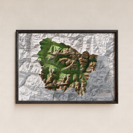 Mapa de relleu d’Aran, amb el territori en color i l’entorn en blanc. Presentació amb marc. 21 × 30 cm. Estil Clàssic.