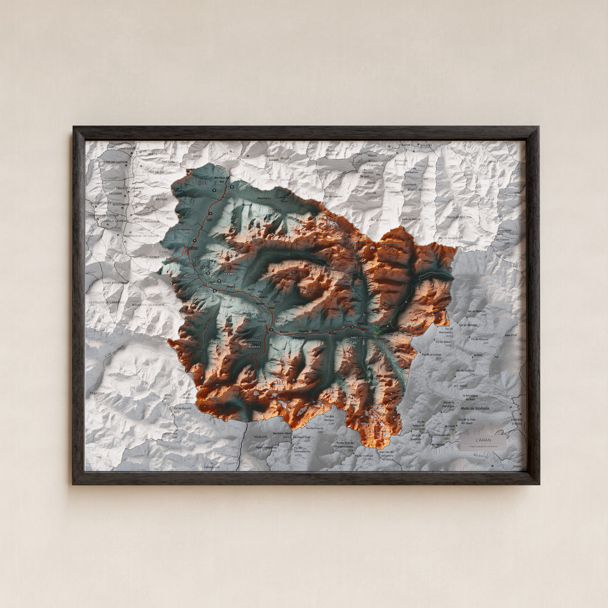 Mapa de relieve de Aran, con el territorio en color y el entorno en blanco. Presentación con marco. 30 × 40 cm. Estilo Azul y naranja. Agua del mapa en blanco.