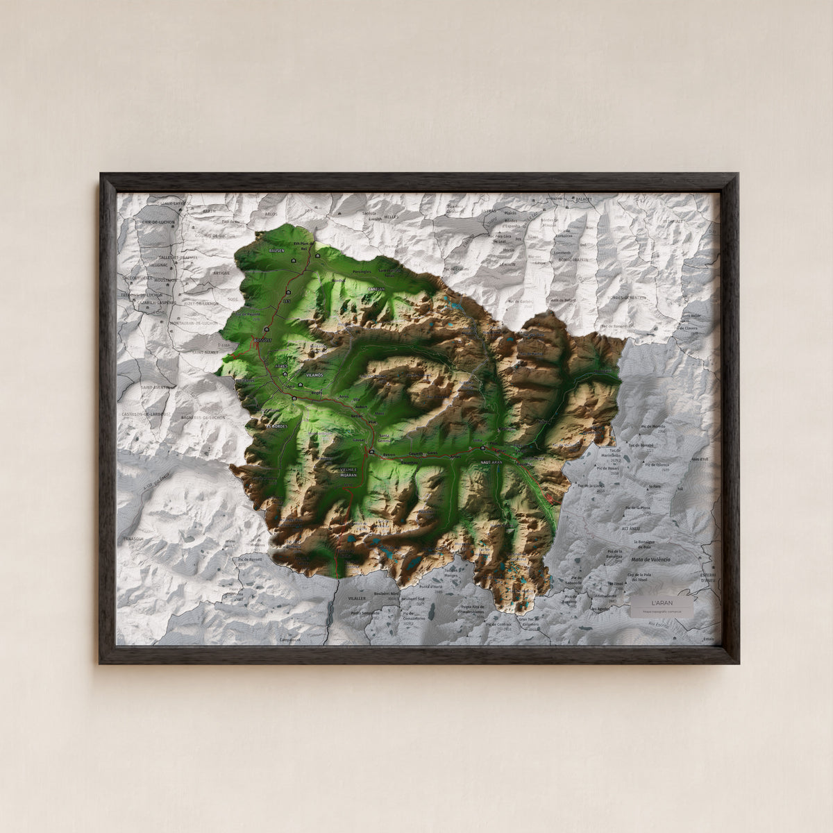 Mapa de relieve de Aran, con el territorio en color y el entorno en blanco. Presentación con marco. 30 × 40 cm. Estilo Clásico.