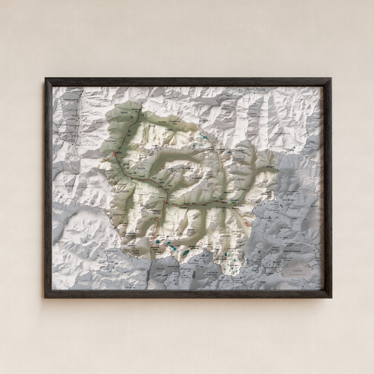 Mapa de relieve de Aran, con el territorio en color y el entorno en blanco. Presentación con marco. 30 × 40 cm. Estilo Cartográfico.