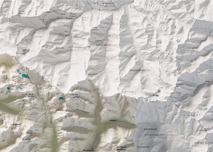 Mapa de relieve de Aran, con el territorio en color y el entorno en blanco. Detalle de la zona superior derecha. 50 × 70 cm. Estilo Cartográfico.