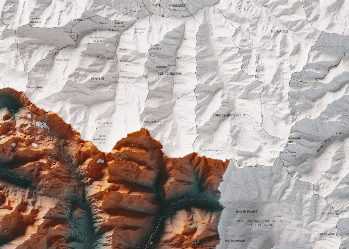 Mapa de relieve de Aran, con el territorio en color y el entorno en blanco. Detalle de la zona superior derecha. 50 × 70 cm. Estilo Azul y naranja. Agua del mapa en blanco.