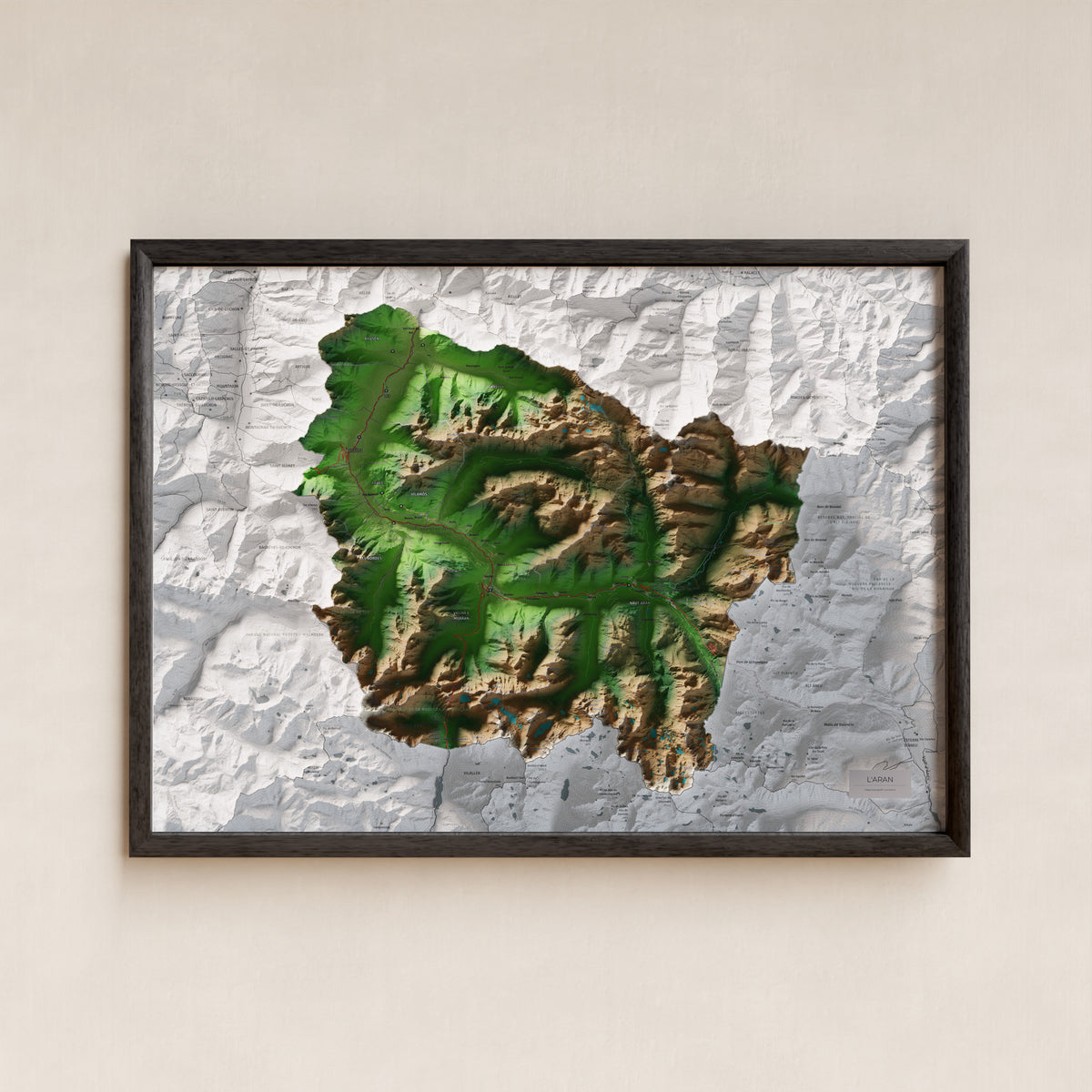 Mapa de relieve de Aran, con el territorio en color y el entorno en blanco. Presentación con marco. 50 × 70 cm. Estilo Clásico.