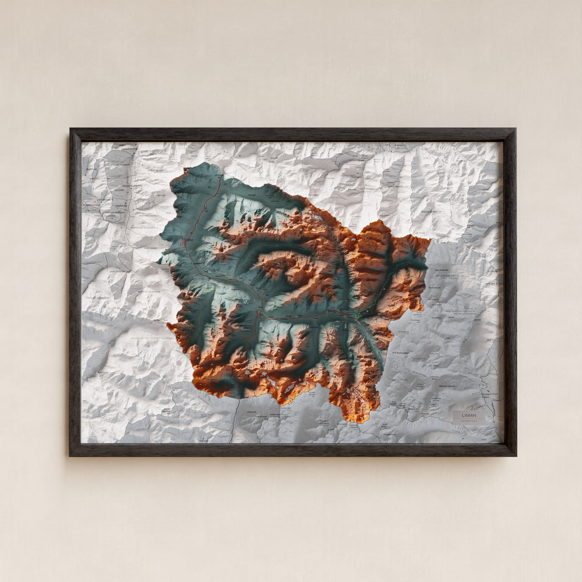 Mapa de relieve de Aran, con el territorio en color y el entorno en blanco. Presentación con marco. 50 × 70 cm. Estilo Azul y naranja. Agua del mapa en blanco.
